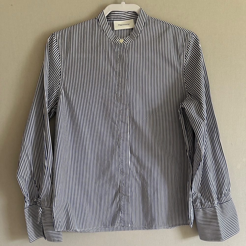 Harmony Paris women bottom down shirt. Size 38; Blue/WH. Great cond. lg sleeves